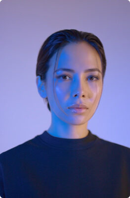d03-Img-Girl-Blue-Refl.jpg
